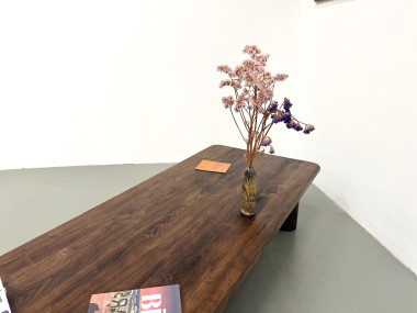 Table basse moderniste en orme massif, piètement cylindrique pin, années 70, vue 26