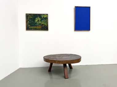 Table basse brutaliste en teck massif, slab monolithique, piètement tripode, années 50, vue 1
