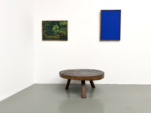 Table basse brutaliste en teck massif, slab monolithique, piètement tripode, années 50, vue 2