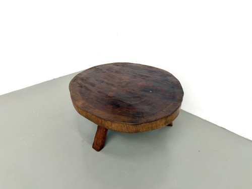Table basse brutaliste en teck massif, slab monolithique, piètement tripode, années 50, vue 3