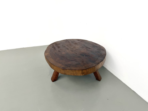 Table basse brutaliste en teck massif, slab monolithique, piètement tripode, années 50, vue 4