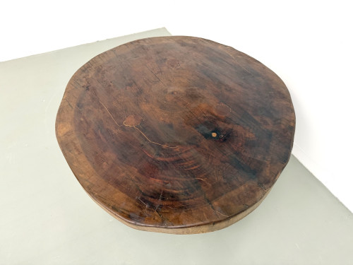 Table basse brutaliste en teck massif, slab monolithique, piètement tripode, années 50, vue 5