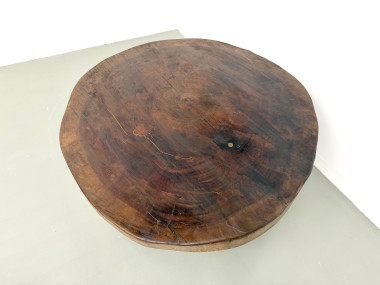 Table basse brutaliste en teck massif, slab monolithique, piètement tripode, années 50, vue 5