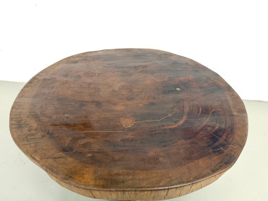 Table basse brutaliste en teck massif, slab monolithique, piètement tripode, années 50, vue 6