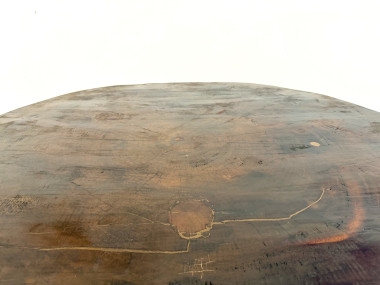 Table basse brutaliste en teck massif, slab monolithique, piètement tripode, années 50, vue 7