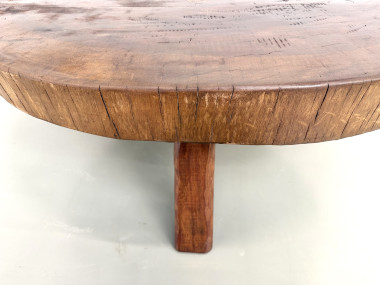 Table basse brutaliste en teck massif, slab monolithique, piètement tripode, années 50, vue 10
