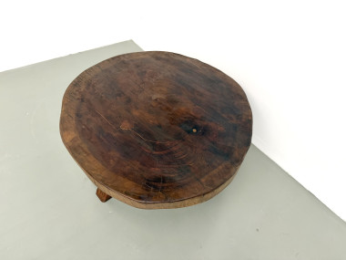 Table basse brutaliste en teck massif, slab monolithique, piètement tripode, années 50, vue 11