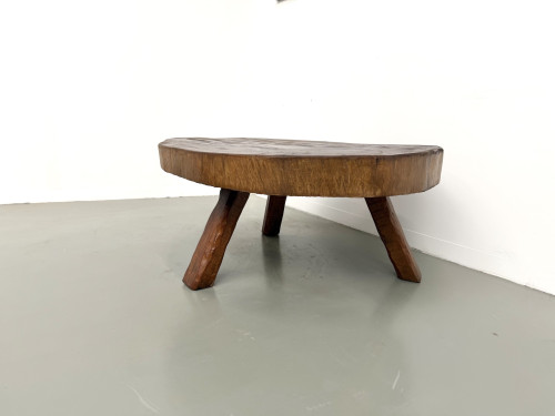 Table basse brutaliste en teck massif, slab monolithique, piètement tripode, années 50, vue 12