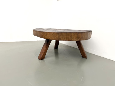 Table basse brutaliste en teck massif, slab monolithique, piètement tripode, années 50, vue 12
