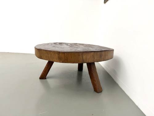 Table basse brutaliste en teck massif, slab monolithique, piètement tripode, années 50, vue 13