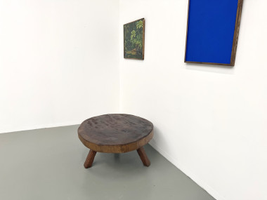 Table basse brutaliste en teck massif, slab monolithique, piètement tripode, années 50, vue 14
