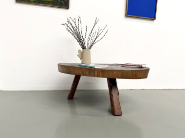 Table basse brutaliste en teck massif, slab monolithique, piètement tripode, années 50, vue 18