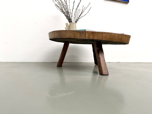 Table basse brutaliste en teck massif, slab monolithique, piètement tripode, années 50, vue 19