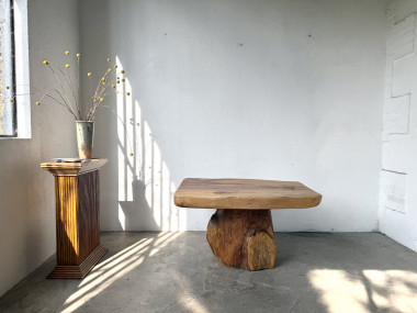 Table basse brutaliste organique en cèdre massif, piédestal tronc, années 70, vue 1