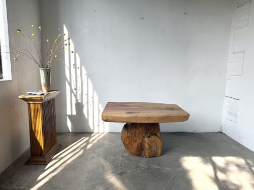 Table basse brutaliste organique en cèdre massif, piédestal tronc, années 70, vue 2