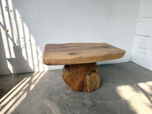 Table basse brutaliste organique en cèdre massif, piédestal tronc, années 70, vue 3