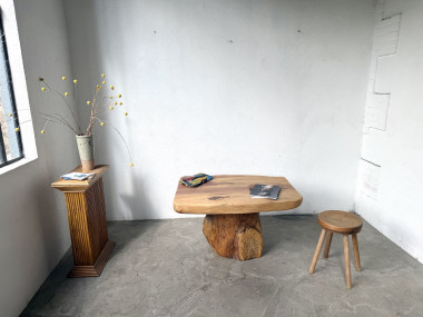 Table basse brutaliste organique en cèdre massif, piédestal tronc, années 70, vue 11