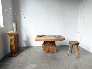 Table basse brutaliste organique en cèdre massif, piédestal tronc, années 70, vue 13