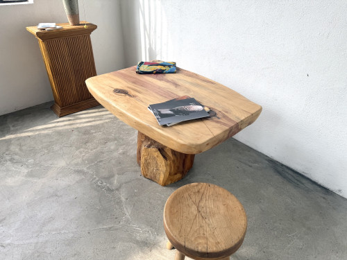 Table basse brutaliste organique en cèdre massif, piédestal tronc, années 70, vue 19