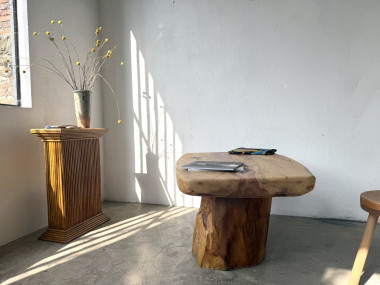 Table basse brutaliste organique en cèdre massif, piédestal tronc, années 70, vue 23