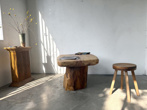 Table basse brutaliste organique en cèdre massif, piédestal tronc, années 70, vue 24
