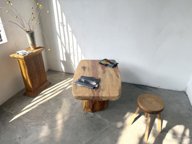 Table basse brutaliste organique en cèdre massif, piédestal tronc, années 70, vue 25