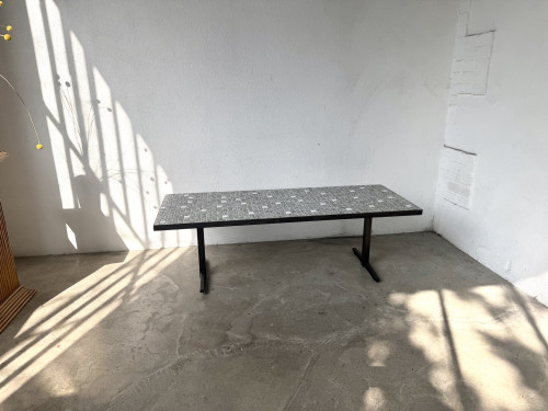 Table basse moderniste mosaïque céramique, attribuée Lilienthal, structure métal laqué noir, années 60, vue 3
