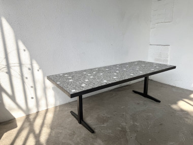 Table basse moderniste mosaïque céramique, attribuée Lilienthal, structure métal laqué noir, années 60, vue 5
