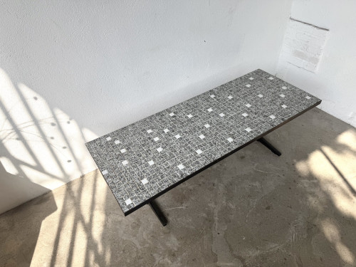 Table basse moderniste mosaïque céramique, attribuée Lilienthal, structure métal laqué noir, années 60, vue 6