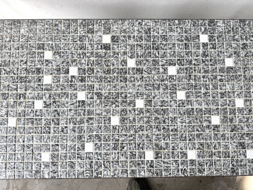 Table basse moderniste mosaïque céramique, attribuée Lilienthal, structure métal laqué noir, années 60, vue 11