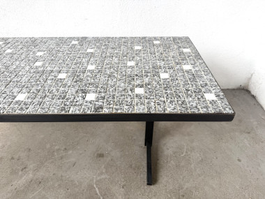 Table basse moderniste mosaïque céramique, attribuée Lilienthal, structure métal laqué noir, années 60, vue 16