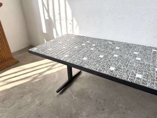 Table basse moderniste mosaïque céramique, attribuée Lilienthal, structure métal laqué noir, années 60, vue 17