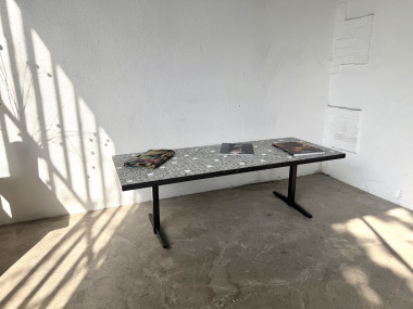 Table basse moderniste mosaïque céramique, attribuée Lilienthal, structure métal laqué noir, années 60, vue 20