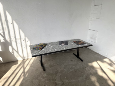 Table basse moderniste mosaïque céramique, attribuée Lilienthal, structure métal laqué noir, années 60, vue 21