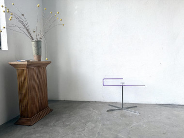 Table d'appoint acrylique transparent et chrome, design années 70, vue 1