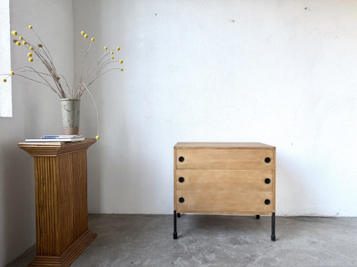 Commode trois tiroirs ARP — Minvielle, chêne et métal laqué, France, années 1960, vue 1