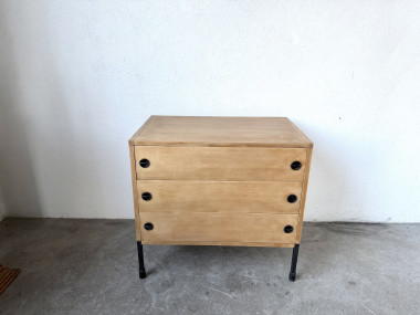 Commode trois tiroirs ARP — Minvielle, chêne et métal laqué, France, années 1960, vue 3