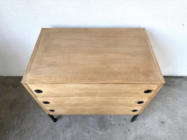 Commode trois tiroirs ARP — Minvielle, chêne et métal laqué, France, années 1960, vue 4