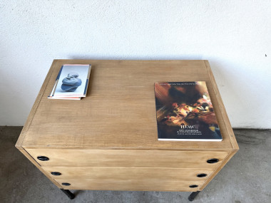 Commode trois tiroirs ARP — Minvielle, chêne et métal laqué, France, années 1960, vue 8