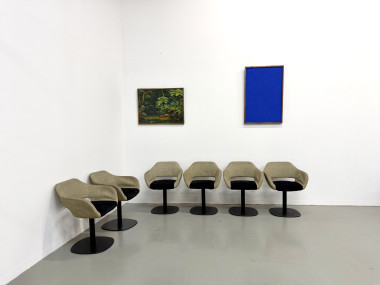 Série de six fauteuils pivotants à coque organique, tissu chiné et base disque lestée, années 1990, vue 1