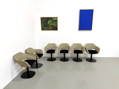 Série de six fauteuils pivotants à coque organique, tissu chiné et base disque lestée, années 1990, vue 2