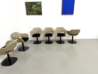 Série de six fauteuils pivotants à coque organique, tissu chiné et base disque lestée, années 1990, vue 21