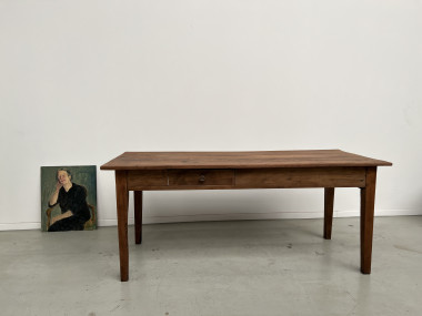 Table de ferme ancienne en noyer blond à 2 tiroirs, pieds fuseaux. 181 cm de long., vue 2