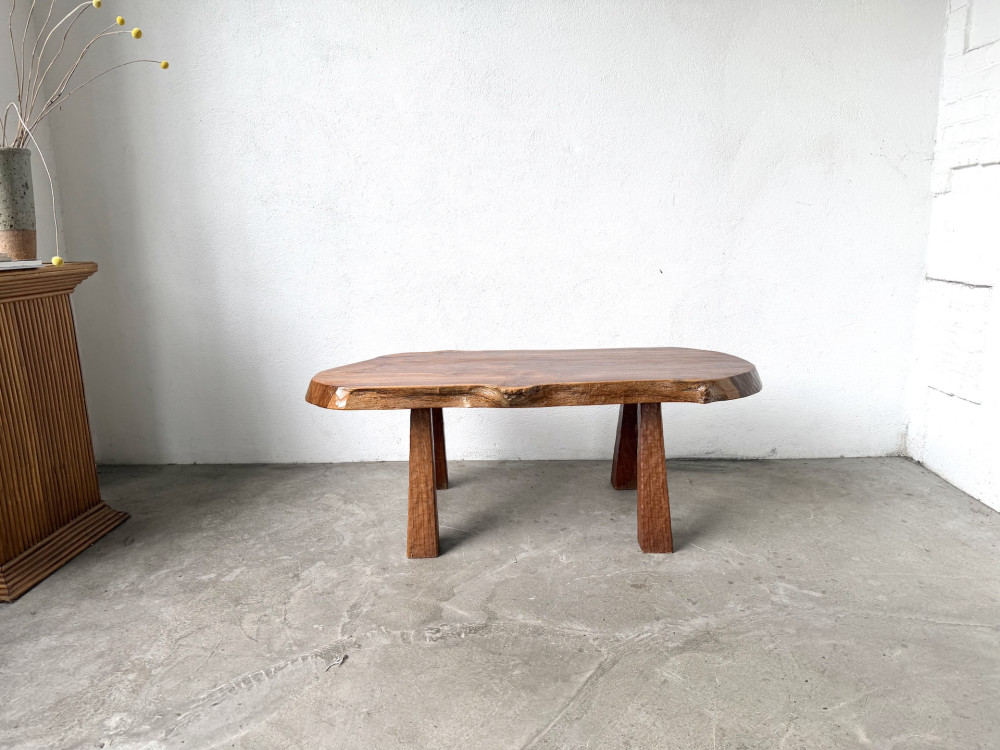Table basse brutaliste en noyer massif, plateau slab live edge, France, années 1970, vue 1