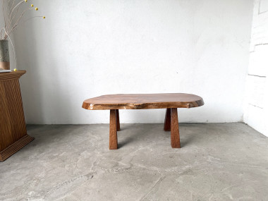 Table basse brutaliste en noyer massif, plateau slab live edge, France, années 1970, vue 1