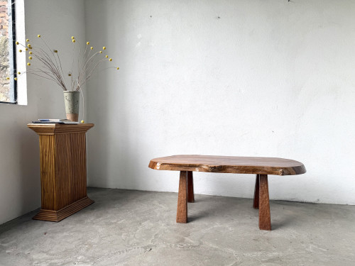 Table basse brutaliste en noyer massif, plateau slab live edge, France, années 1970, vue 2