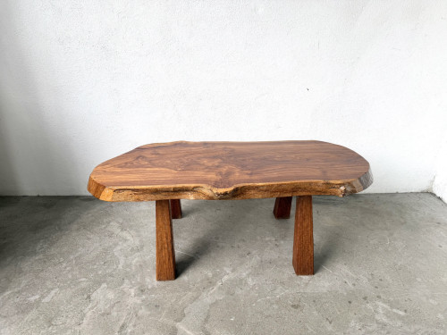 Table basse brutaliste en noyer massif, plateau slab live edge, France, années 1970, vue 3