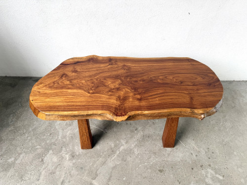 Table basse brutaliste en noyer massif, plateau slab live edge, France, années 1970, vue 4