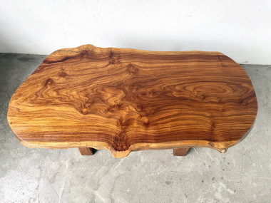 Table basse brutaliste en noyer massif, plateau slab live edge, France, années 1970, vue 5