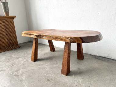 Table basse brutaliste en noyer massif, plateau slab live edge, France, années 1970, vue 6